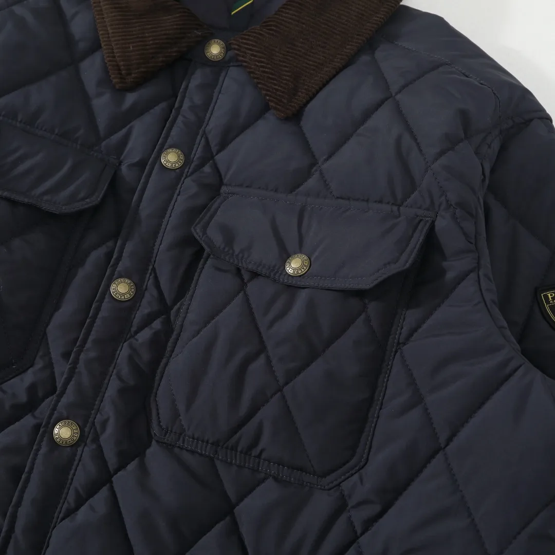 P370 #59 Ralph Lauren classic rhombus quilted cotton jacket for men and women. Inspired by retro workwear, it blends with contemporary British style. The imported machine-pressed rhombus quilting is accurately aligned, and the three-dimensional H-shaped tailoring is neat and slim. It is not bulky when layered in autumn and winter, and still maintains a light style.  Texture is reflected in the details: customized metal buckles, corduroy lapels, breathable eyelets under the arms, and slits on the hem, all replicating the brand's high-end genes. All excipients are standardized!  Five colors to choose from: black/khaki/brown/green/navy blue, easy to switch between commuting, leisure, and travel occasions. Function and appearance coexist: 37.5°C temperature control black technology, breathable and moisture-proof, anti-slip cotton patented fabric, temperature-locking, soft and waxy, durable and stylish. A retro warm-keeping item that can handle low temperatures calmly. The details are all made of craftsmanship, and the style has no limits. It has a classy look that will turn heads.  Color: Khaki Black Navy Green Brown Size: S M L